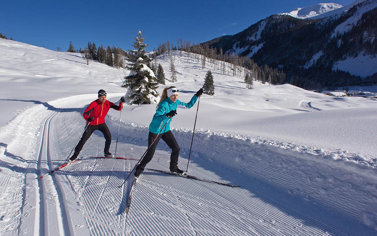 зимний спорт. горные лыжи спорт. горные лыжи. беговые лыжи. молоко для приготовления творога.